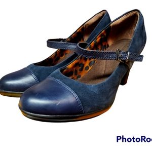 Clark's Bendables 8.5 blue suede leather strap leopard print inside lining heels